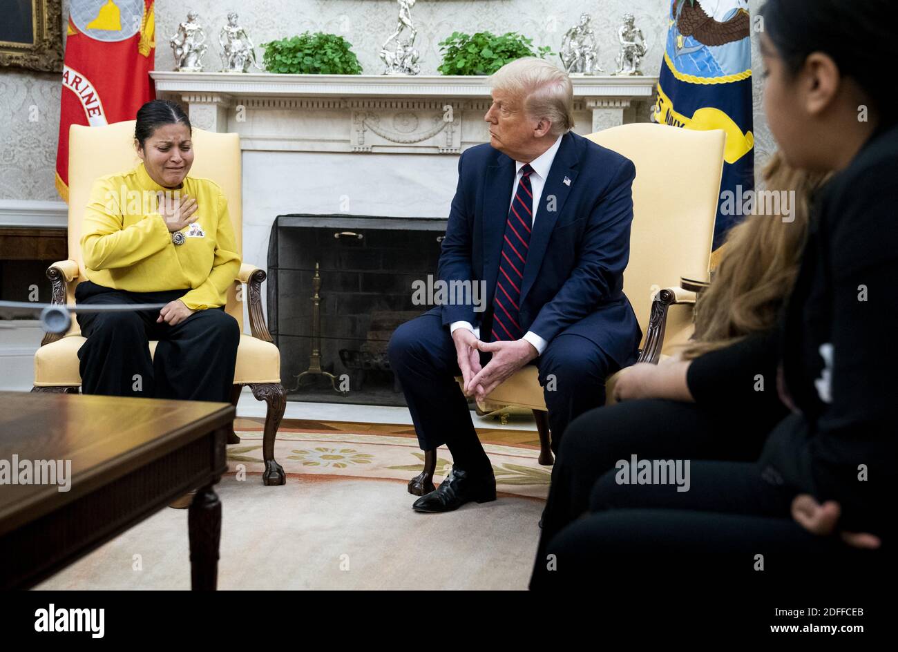 Le président Donald Trump regarde la mère du soldat de fort Hood, Vanessa Guillen, Gloria,Gullen, parle du meurtre de sa fille lors d'une réunion avec la famille dans le Bureau ovale, le jeudi 30 juillet 2020 à Washington, DC, USA. Photo de Doug Mills/Pool/ABACAPRESS.COM Banque D'Images