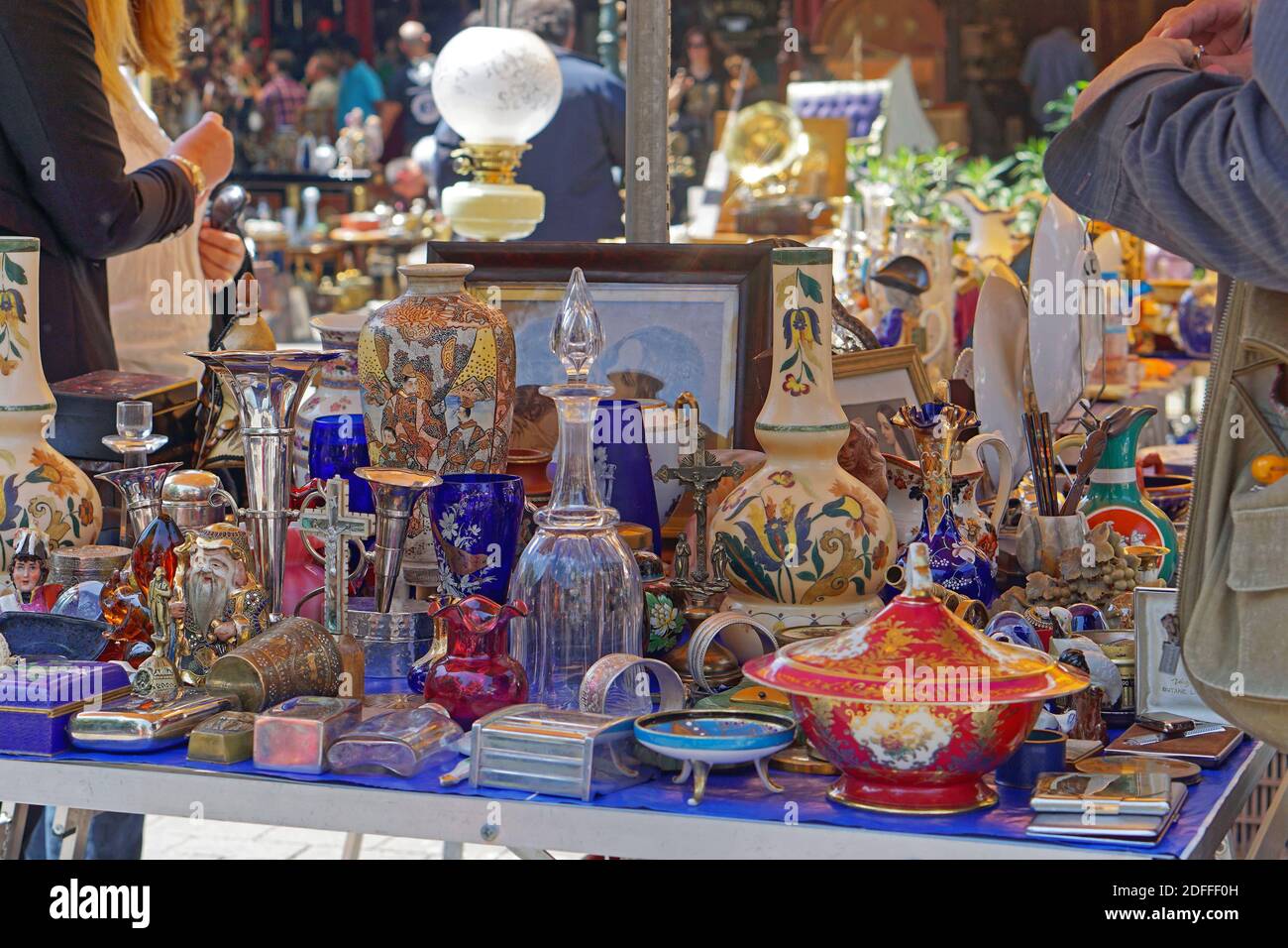 Athènes, Grèce - 03 mai 2015 : stand d'antiquités et d'art au marché aux puces de Monastiraki Athènes. Banque D'Images