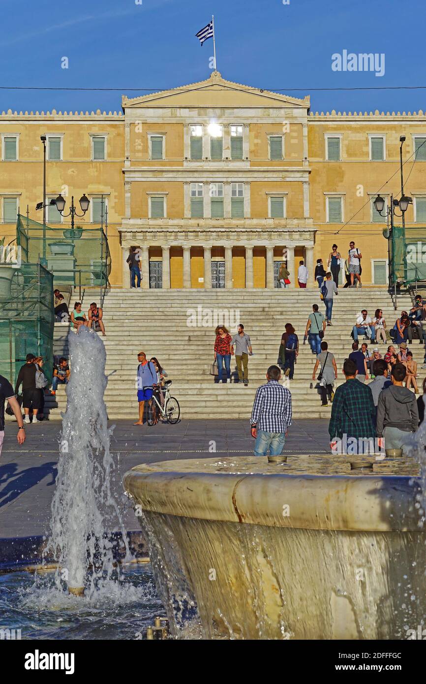 Athènes, Grèce - 01 mai 2015 : bande de personnes devant le Parlement grec, bâtiment du gouvernement à Athènes. Banque D'Images Athènes, Grèce - 01 mai 2015 : bande de personnes devant le Parlement grec, bâtiment du gouvernement à Athènes. Banque D'Images