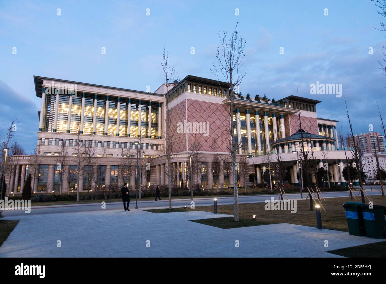 Vue extérieure d'une luxueuse bibliothèque conçue selon les traditions Architecture turque Banque D'Images