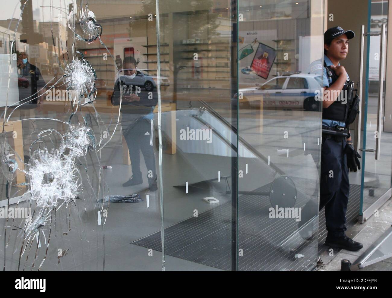 PAS DE FILM, PAS DE VIDÉO, PAS de télévision, PAS DE DOCUMENTAIRE - la police de Chicago garde à l'extérieur d'un Apple Store Nord Ave. Et Clyborne pillés et endommagés, après le pillage tôt le matin et la violence à Chicago, il, États-Unis, lundi 10 août 2020. Photo par Antonio Perez/Chicago Tribune/TNS/ABACAPRESS.COM Banque D'Images