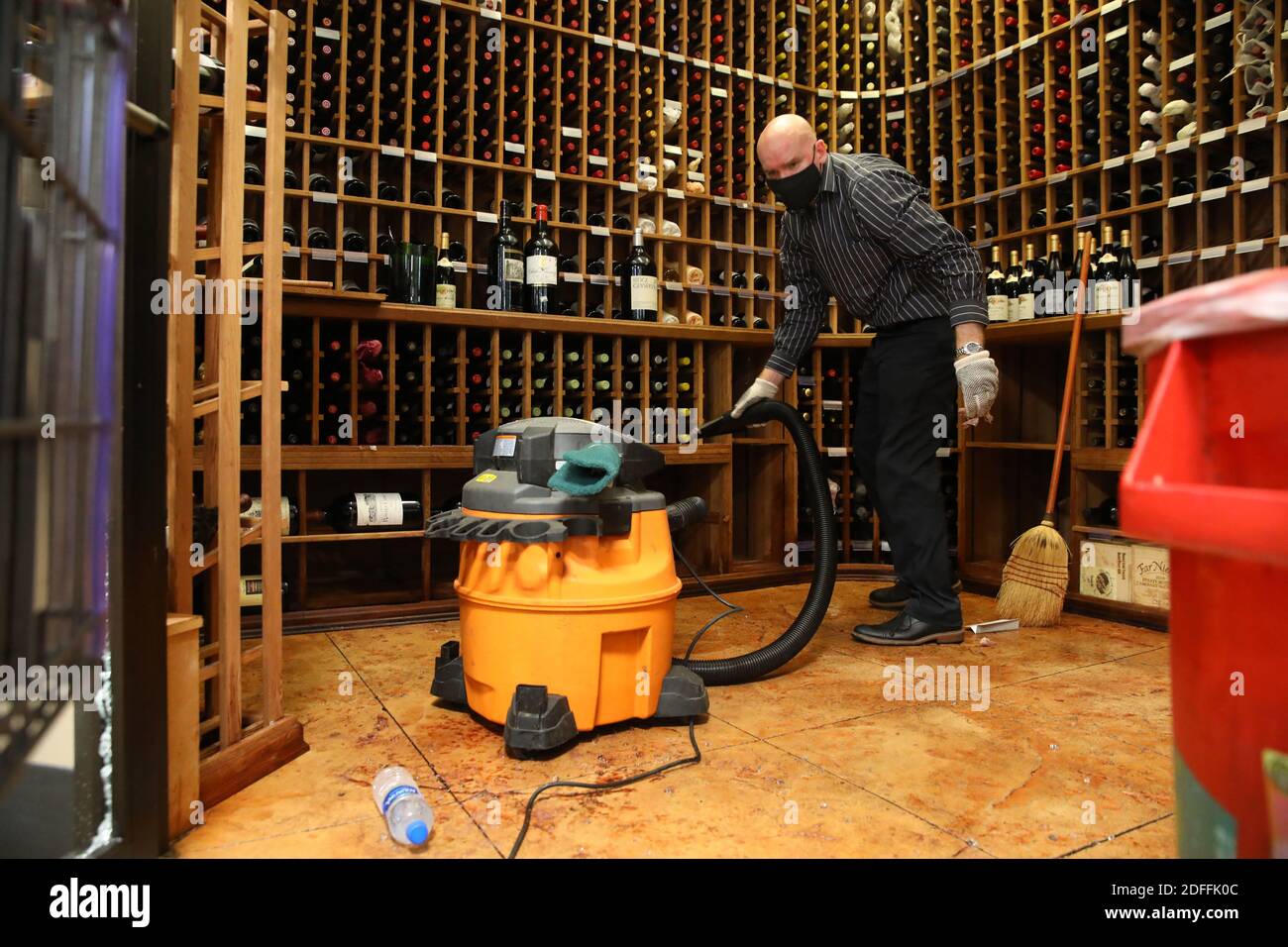 PAS DE FILM, PAS DE VIDÉO, PAS de TV, PAS DE DOCUMENTAIRE - Brad Stein, un vice-président de Binny's, aspire des éclats de verre et du vin déversé après que les pillards ont éclaté et ont pris des bouteilles coûteuses de champagne et de vin de leur emplacement River North le lundi 10 août 2020 à Chicago, il, États-Unis. Photo de Stacey Wescott/Chicago Tribune/TNS/ABACAPRESS.COM Banque D'Images