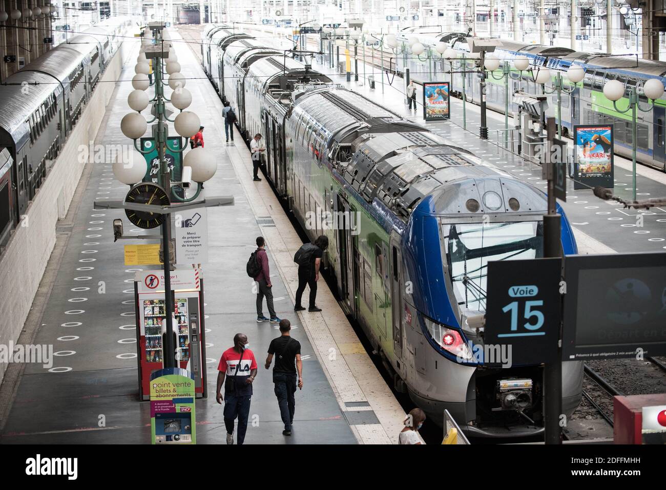 Les gens prennent le train à la gare du Nord, à Paris, en France, le 14 août 2020 pendant la pandémie du COVID-19 (nouveau coronavirus). Photo de Julie Sebadelha/ABACAPRESS.COM Banque D'Images