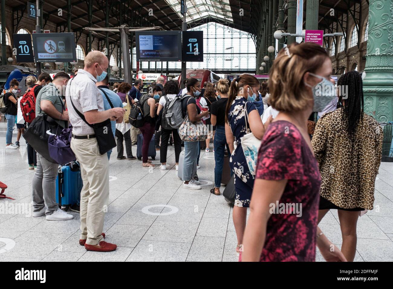 Les gens attendent de prendre le train pour Amsterdam à la gare du Nord, à Paris, France, le 14 août 2020 pendant la pandémie de la COVID-19 (nouveau coronavirus). Photo de Julie Sebadelha/ABACAPRESS.COM Banque D'Images