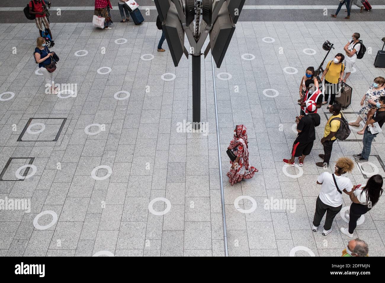 Les gens regardent le panneau de départ en respectant les distances sociales à la gare du Nord, à Paris, France, le 14 août 2020, pendant la pandémie du COVID-19 (nouveau coronavirus). Photo de Julie Sebadelha/ABACAPRESS.COM Banque D'Images
