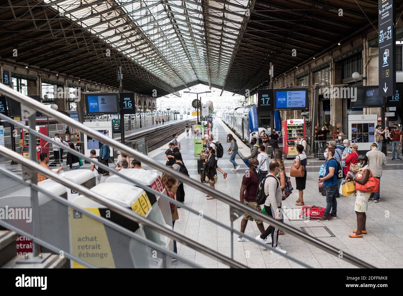 Les gens marchent à la gare du Nord, à Paris, France, le 14 août 2020 pendant la pandémie du COVID-19 (nouveau coronavirus). Photo de Julie Sebadelha/ABACAPRESS.COM Banque D'Images