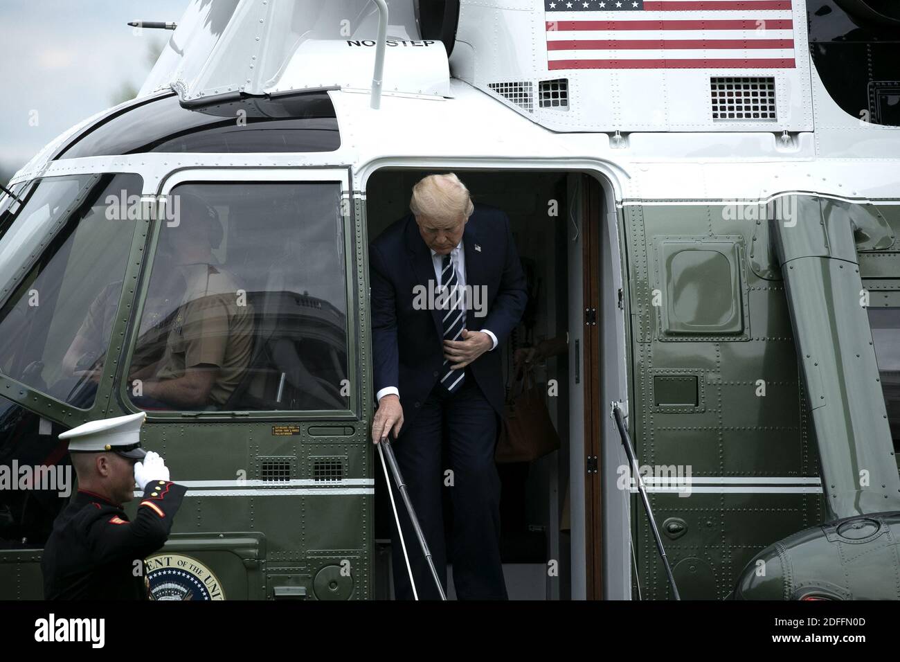 Le président américain Donald Trump quitte Marine One sur la pelouse sud de la Maison Blanche à Washington, D.C., aux États-Unis, le dimanche 16 août 2020. Joe Biden garde une solide avance sur Trump à la veille de la Convention nationale démocratique, selon des sondages qui reflétaient au moins en partie son choix du sénateur Kamala Harris comme colistier. Photo de Stefani Reynolds/Pool/ABACAPRESS.COM Banque D'Images