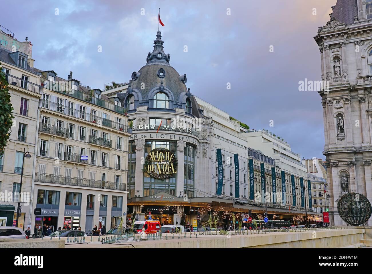 PARIS, FRANCE -24 DEC 2019- vue de nuit du monument Bazar de l Hôtel de ville (BHV) Grand magasin du Marais sur la rue de Rivoli à Paris, France. Banque D'Images