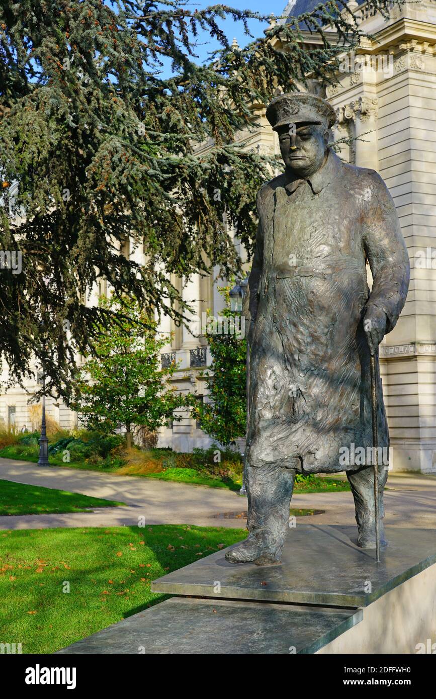 PARIS, FRANCE -20 DEC 2019- vue d'une statue de bronze de Winston Churchill sur le terrain du petit Palais près des champs Elysées à Paris. Banque D'Images