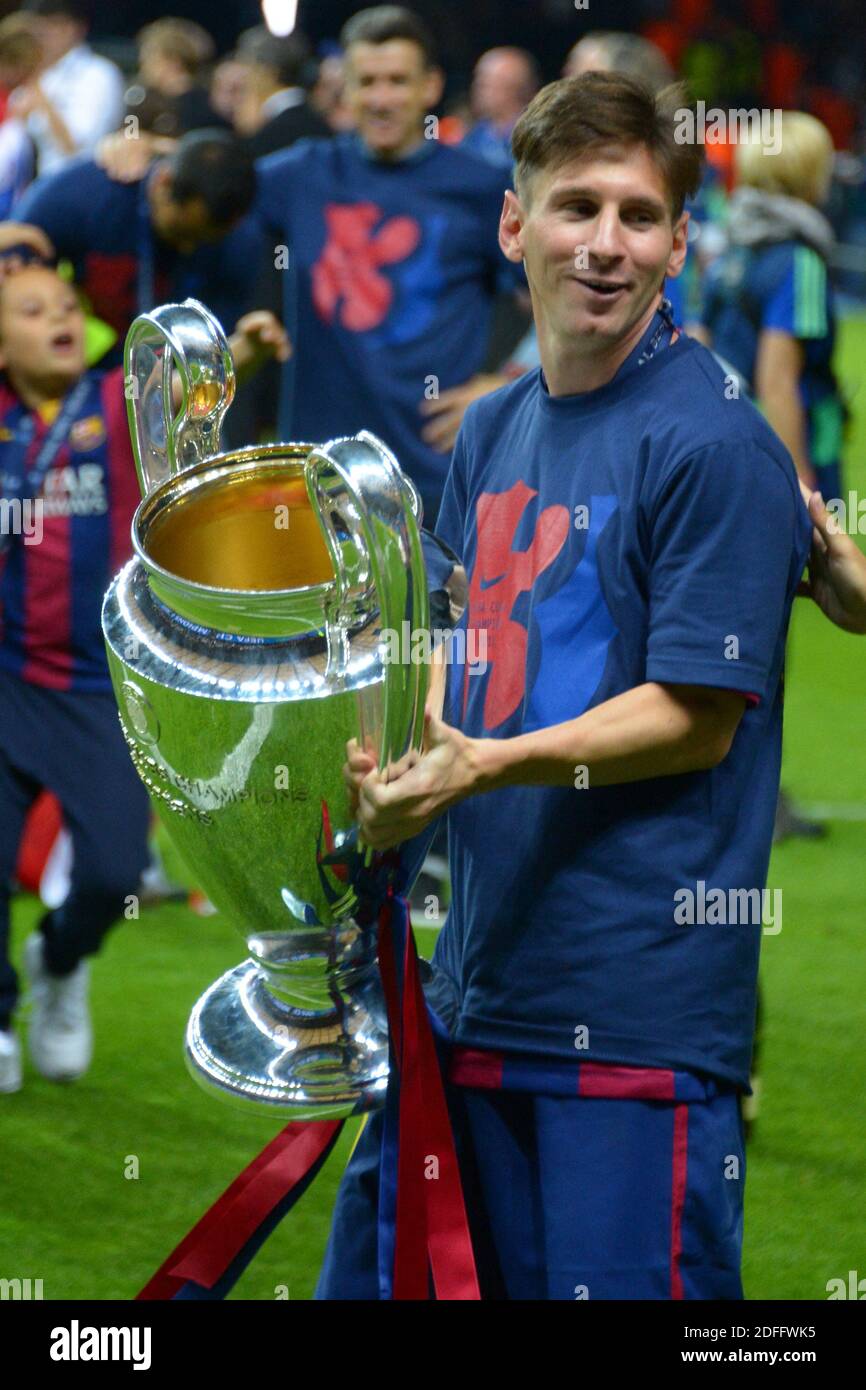 Photo du fichier - Lionel Messi de Barcelone célèbre après avoir remporté le match de football final de la Ligue des champions, Barcelone vs Juventus à Berlin, Allemagne, le 6 juin 2015. Barcelone a gagné 3-1. La star Argentine du football Lionel Messi a envoyé une lettre à Barcelone pour l'informer qu'il veut quitter l'équipe. Après l'humiliante défaite de la partie catalane en 8-2 par le Bayern Munich en quarts de finale de la Ligue des Champions, le président du club Josep Maria Bartomeu a déclaré à Barca TV : « si a dit plusieurs fois qu'il voulait terminer sa carrière chez Barca. En juillet 2017, Barcelone et Messi ont annoncé une prolongation de contrat Banque D'Images