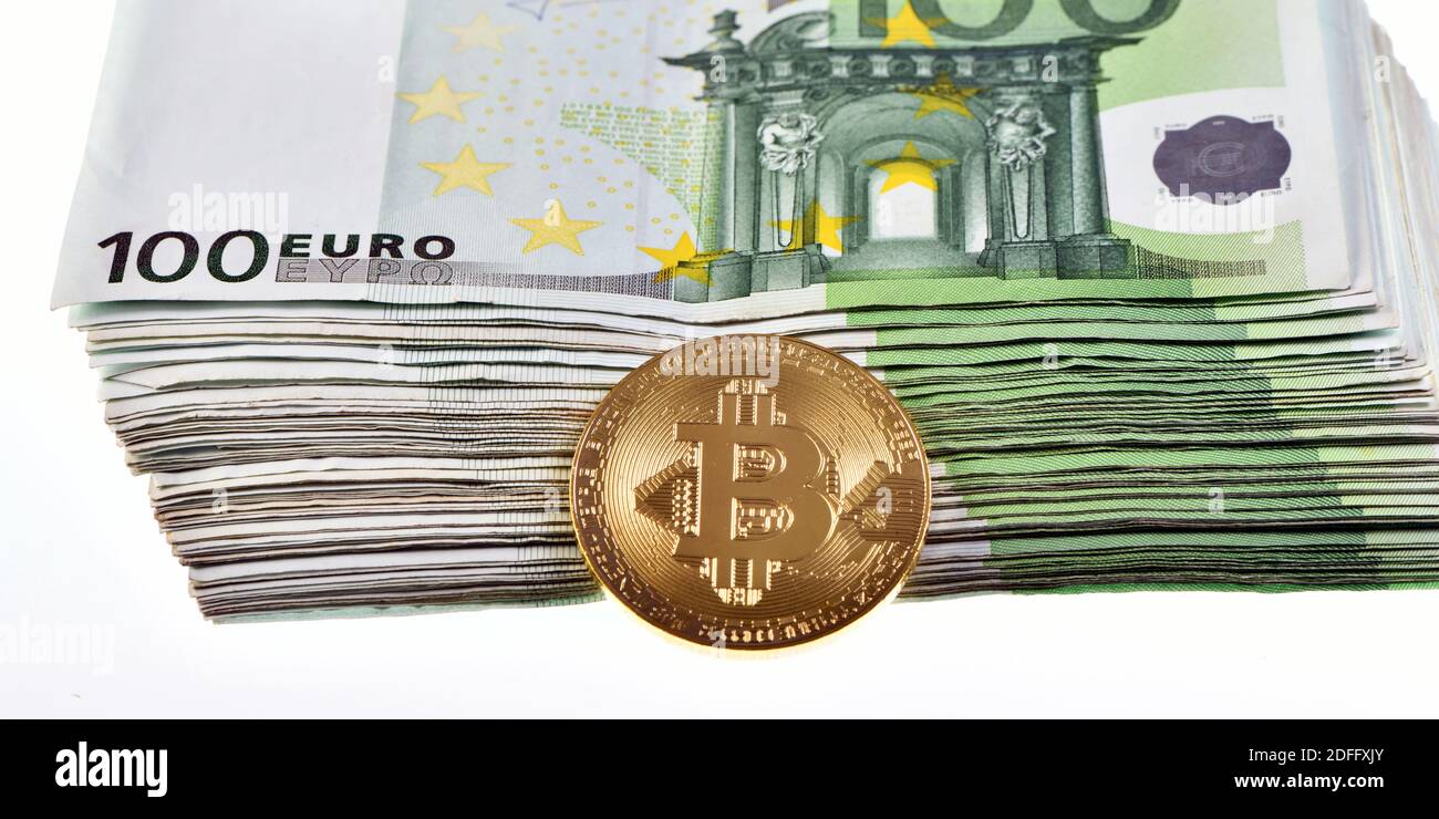 un tas de 10,000 euros en cent 100 euros Billets et un Bitcoin isolés sur  fond blanc Photo Stock - Alamy
