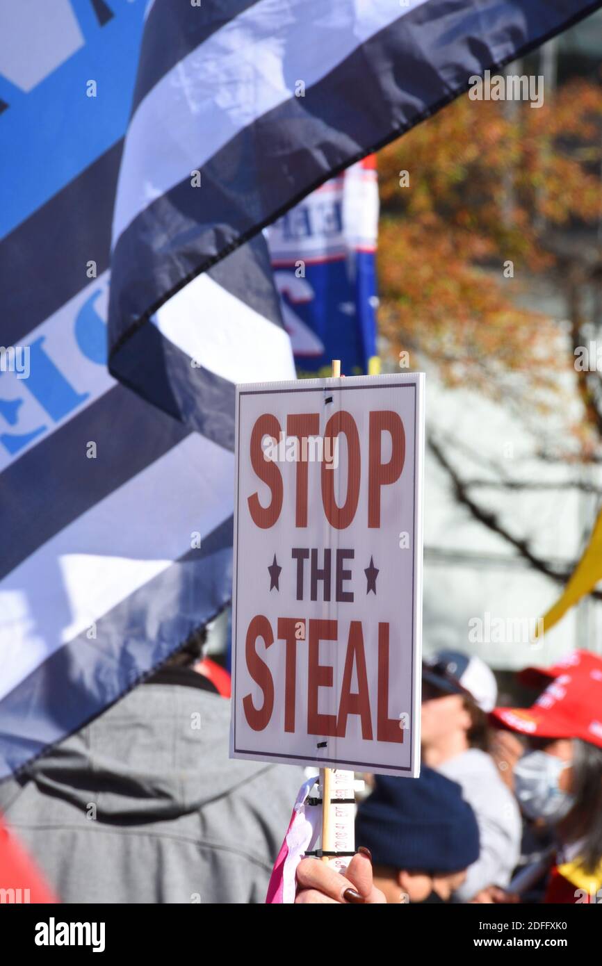 Washington DC. 14 novembre 2020. La marche de Mages. Panneau « Stop the Sal » et drapeau « Thin Blue Line » à Freedom plaza. Banque D'Images