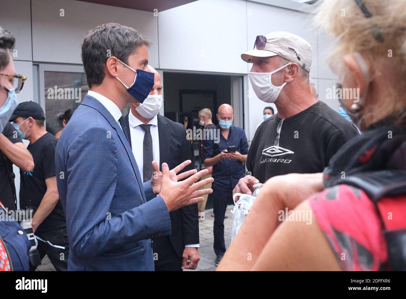 Gabriel Attal, Secrétaire d'Etat au Premier Ministre, porte-parole du Gouvernement, visite du Bas-Rhin et du Haut-Rhin, dans le cadre de la prévention contre le coronavirus du covid19 et de la mise en œuvre du plan jeunesse (AAHJ). Au centre d'hébergement d'urgence 'l'hôtel du Château' de Strasbourg, le ministre a assisté à une distribution de masques de protection sanitaire aux personnes en situation précaire, signe de la mobilisation des autorités publiques. 27 août 2020, à Strasbourg, Nord-est, France. Photo de Nicolas Roses/ABACAPRESS.COM Banque D'Images