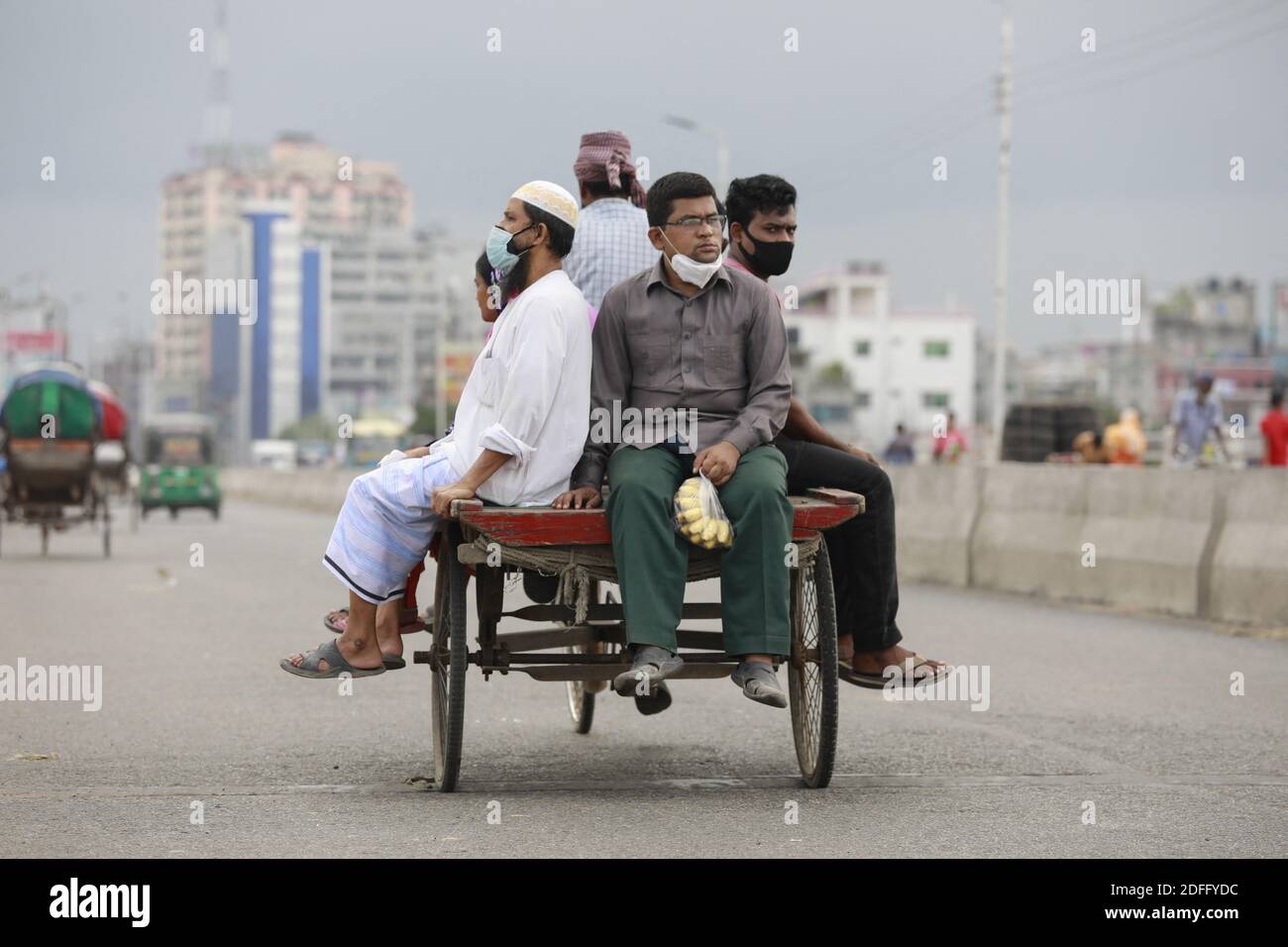 Le peuple bangladais fait un tour dans une camionnette à pousse-pousse sans maintenir sa distance sociale entre eux malgré les risques d'infection par le coronavirus (COVID-19), à Dhaka, au Bangladesh, le 27 août 2020. D'après les statistiques compilées par le site Web mondial de référence de la couronne, le Bangladesh a connu un taux de mortalité de 1.3 %, l'un des plus faibles du monde, contre une moyenne mondiale de 3.54 %. Photo de Suvra Kanti Das/ABACAPRESS.COM Banque D'Images