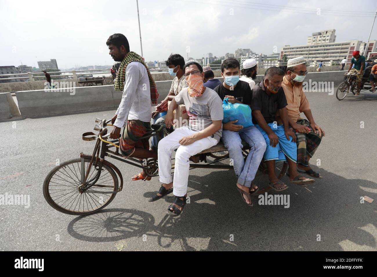 Le peuple bangladais fait un tour dans une camionnette à pousse-pousse sans maintenir sa distance sociale entre eux malgré les risques d'infection par le coronavirus (COVID-19), à Dhaka, au Bangladesh, le 27 août 2020. D'après les statistiques compilées par le site Web mondial de référence de la couronne, le Bangladesh a connu un taux de mortalité de 1.3 %, l'un des plus faibles du monde, contre une moyenne mondiale de 3.54 %. Photo de Suvra Kanti Das/ABACAPRESS.COM Banque D'Images