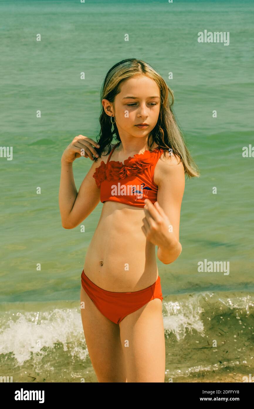 filles en été. Fille en maillot de bain en vacances. Adolescente de 10 ans.  Portrait d'été Photo Stock - Alamy