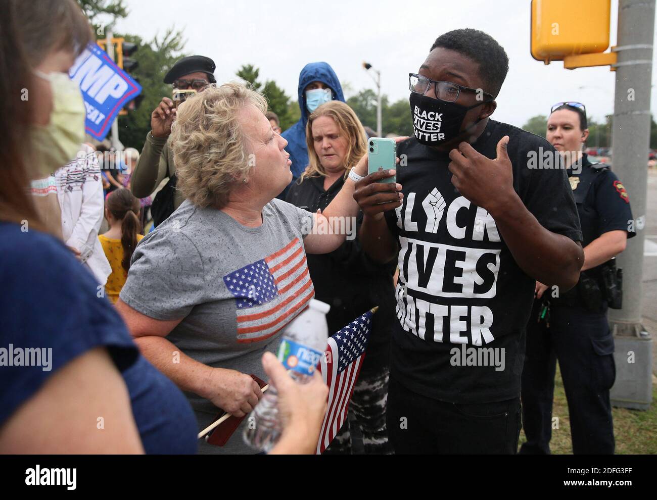 PAS DE FILM, PAS DE VIDÉO, PAS de télévision, PAS DE DOCUMENTAIRE - les partisans du président Donald Trump et d'un supporter de la vie noire font face en attendant que le cortège de Trump passe devant l'école secondaire Mary D. Bradford à Kenosha, WI, États-Unis, le mardi 1er septembre 2020. Photo de Stacey Wescott/Chicago Tribune/TNS/ABACAPRESS.COM Banque D'Images