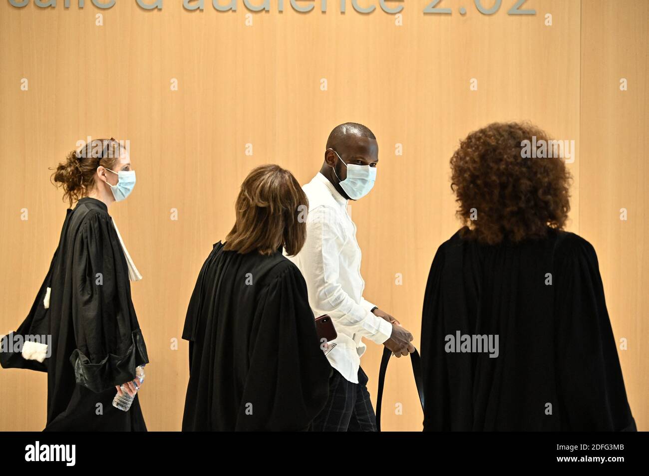 Lassana Bathily (C), l'employé du supermarché Hyper Cacher qui a aidé les acheteurs à se cacher dans une chambre froide d'un homme armé islamiste arrive au palais de justice de Paris, le 2 septembre 2020, Pour l'audience d'ouverture du procès de 14 complices présumés dans les meurtres de Charlie Hebdo et d'Hyper cacher jihadistes. Quatorze personnes accusées d’avoir aidé des hommes armés djihadistes à attaquer l’hebdomadaire satirique français Charlie Hebdo et un supermarché juif font l’objet d’un procès, cinq ans après des jours de terreur qui ont provoqué des ondes de choc en France. Photo par Eliot Blondt/ABACAPRESS.COM Banque D'Images