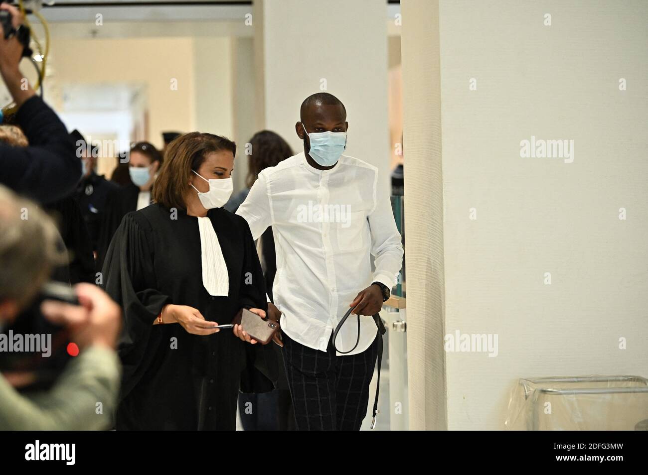 Lassana Bathily (C), l'employé du supermarché Hyper Cacher qui a aidé les acheteurs à se cacher dans une chambre froide d'un homme armé islamiste arrive au palais de justice de Paris, le 2 septembre 2020, Pour l'audience d'ouverture du procès de 14 complices présumés dans les meurtres de Charlie Hebdo et d'Hyper cacher jihadistes. Quatorze personnes accusées d’avoir aidé des hommes armés djihadistes à attaquer l’hebdomadaire satirique français Charlie Hebdo et un supermarché juif font l’objet d’un procès, cinq ans après des jours de terreur qui ont provoqué des ondes de choc en France. Photo par Eliot Blondt/ABACAPRESS.COM Banque D'Images