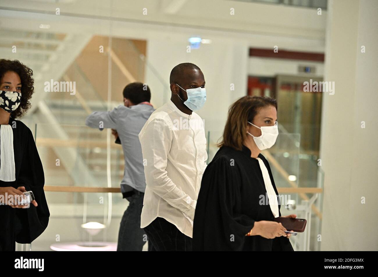 Lassana Bathily (C), l'employé du supermarché Hyper Cacher qui a aidé les acheteurs à se cacher dans une chambre froide d'un homme armé islamiste arrive au palais de justice de Paris, le 2 septembre 2020, Pour l'audience d'ouverture du procès de 14 complices présumés dans les meurtres de Charlie Hebdo et d'Hyper cacher jihadistes. Quatorze personnes accusées d’avoir aidé des hommes armés djihadistes à attaquer l’hebdomadaire satirique français Charlie Hebdo et un supermarché juif font l’objet d’un procès, cinq ans après des jours de terreur qui ont provoqué des ondes de choc en France. Photo par Eliot Blondt/ABACAPRESS.COM Banque D'Images