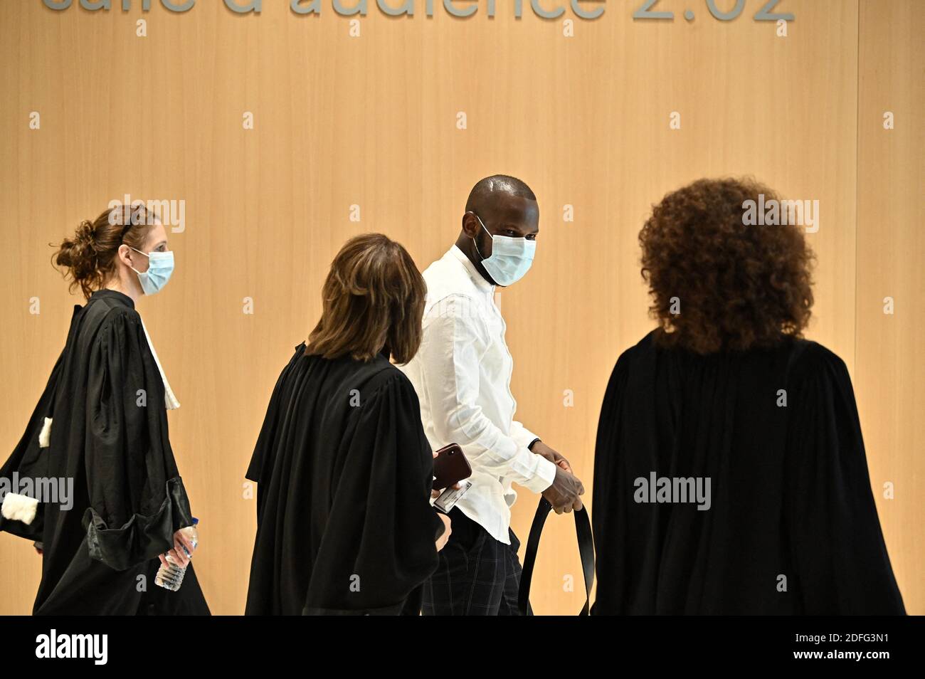 Lassana Bathily (C), l'employé du supermarché Hyper Cacher qui a aidé les acheteurs à se cacher dans une chambre froide d'un homme armé islamiste arrive au palais de justice de Paris, le 2 septembre 2020, Pour l'audience d'ouverture du procès de 14 complices présumés dans les meurtres de Charlie Hebdo et d'Hyper cacher jihadistes. Quatorze personnes accusées d’avoir aidé des hommes armés djihadistes à attaquer l’hebdomadaire satirique français Charlie Hebdo et un supermarché juif font l’objet d’un procès, cinq ans après des jours de terreur qui ont provoqué des ondes de choc en France. Photo par Eliot Blondt/ABACAPRESS.COM Banque D'Images