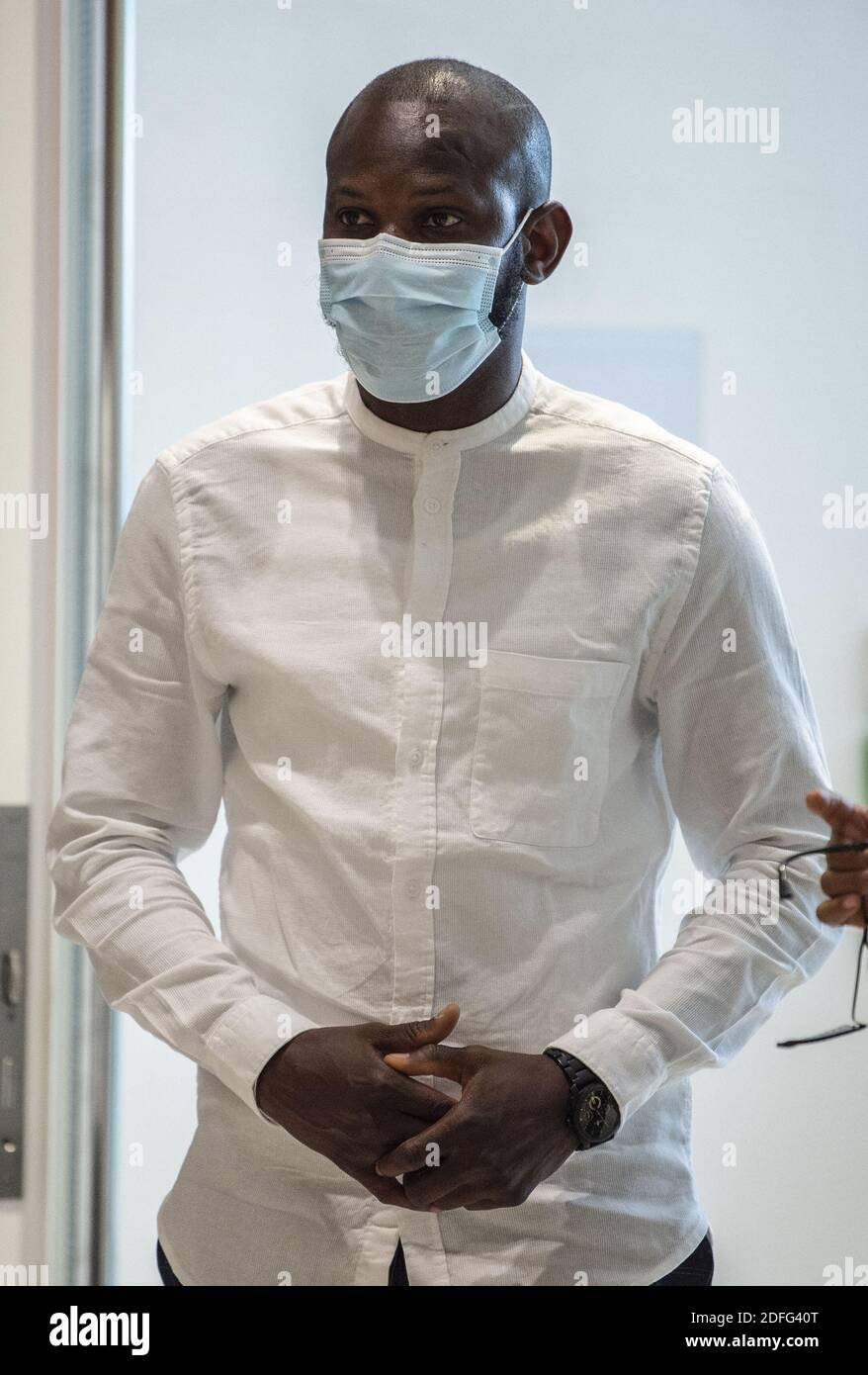 Lassana Bathily (C), l'employé du supermarché Hyper Cacher qui a aidé les acheteurs à se cacher dans une chambre froide d'un homme armé islamiste arrive au palais de justice de Paris, le 2 septembre 2020, Pour l'audience d'ouverture du procès de 14 complices présumés dans les meurtres de Charlie Hebdo et d'Hyper cacher jihadistes. Photo par Eliot Blondt/ABACAPRESS.COM Banque D'Images