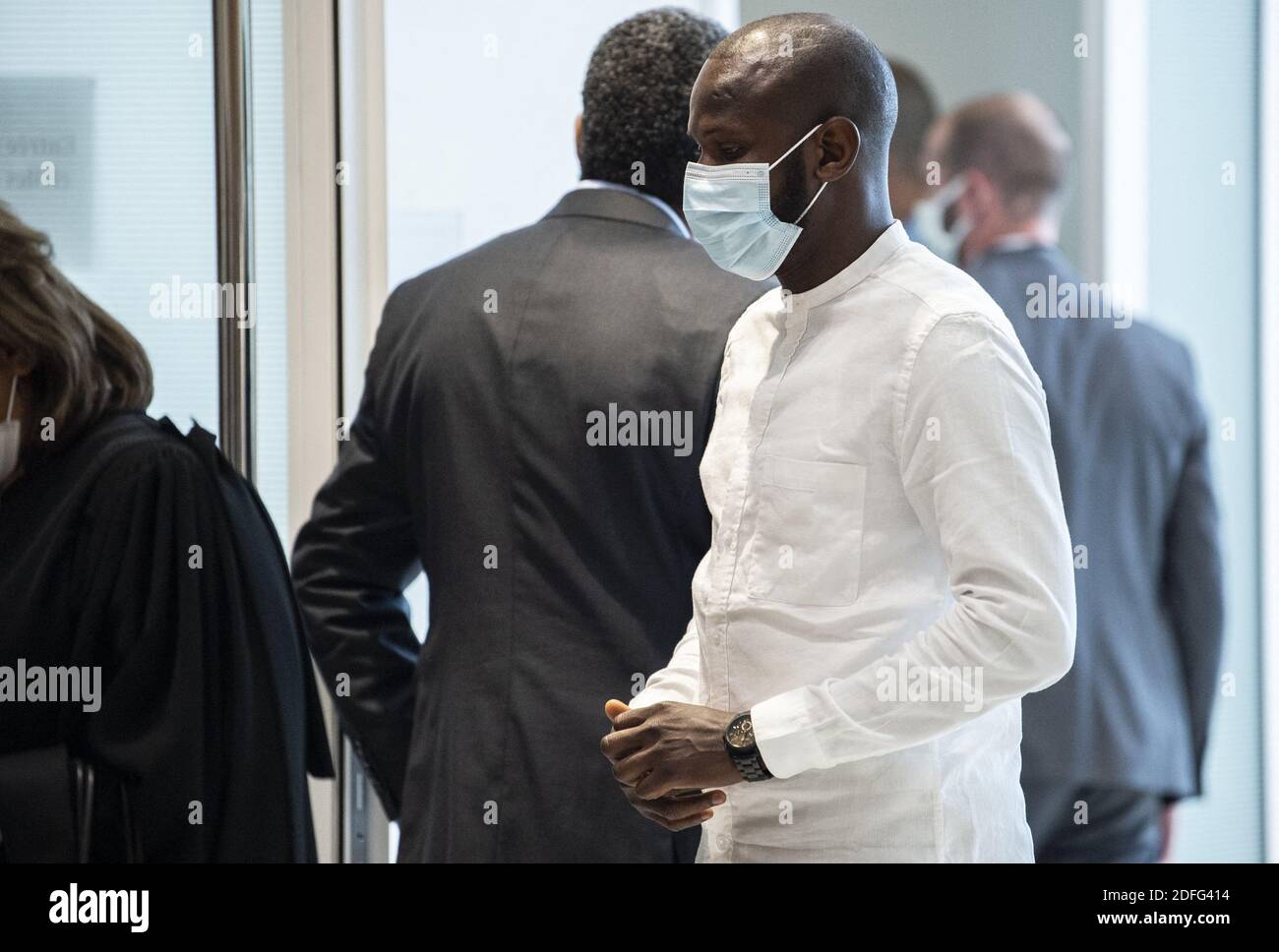 Lassana Bathily (C), l'employé du supermarché Hyper Cacher qui a aidé les acheteurs à se cacher dans une chambre froide d'un homme armé islamiste arrive au palais de justice de Paris, le 2 septembre 2020, Pour l'audience d'ouverture du procès de 14 complices présumés dans les meurtres de Charlie Hebdo et d'Hyper cacher jihadistes. Photo par Eliot Blondt/ABACAPRESS.COM Banque D'Images