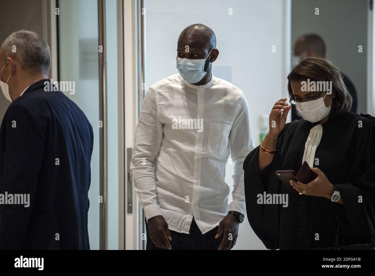Lassana Bathily (C), l'employé du supermarché Hyper Cacher qui a aidé les acheteurs à se cacher dans une chambre froide d'un homme armé islamiste arrive au palais de justice de Paris, le 2 septembre 2020, Pour l'audience d'ouverture du procès de 14 complices présumés dans les meurtres de Charlie Hebdo et d'Hyper cacher jihadistes. Photo par Eliot Blondt/ABACAPRESS.COM Banque D'Images