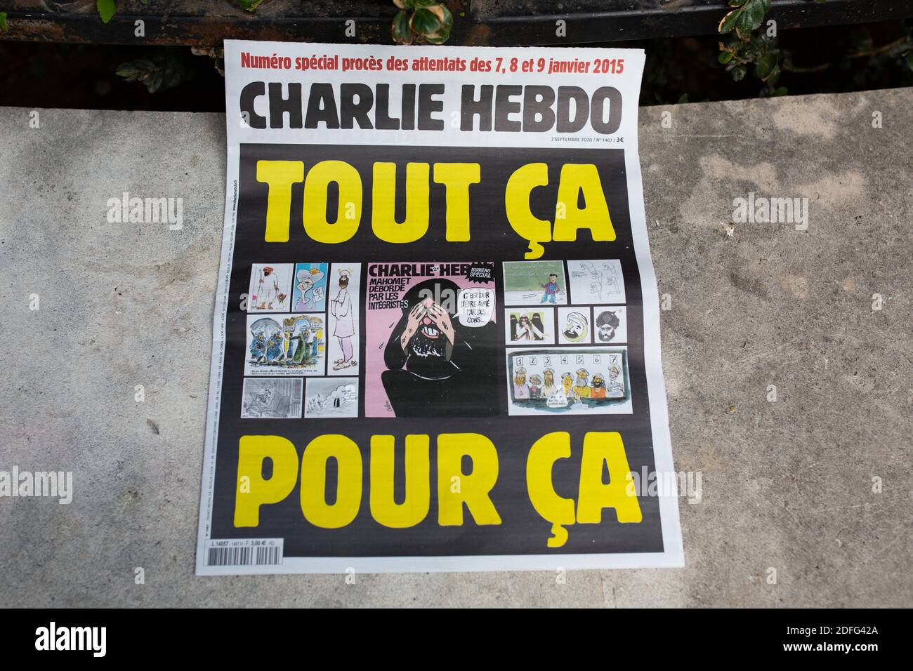 Illustration du dernier numéro du journal satirique Charlie Hebdo le 2 septembre 2020 à Paris, France. Le journal satirique français Charlie Hebdo republie les caricatures controversées du prophète Mahomet pour marquer le début d'un procès de complices présumés d'hommes armés terroristes qui ont attaqué ses bureaux en janvier 2015. L’attaque des bureaux de la publication par les frères Saïd et Chérif Kouachi a fait 12 morts, dont plusieurs des caricatures les plus célèbres de France. Photo de Raphael Lafargue/ABACAPRESS.COM Banque D'Images