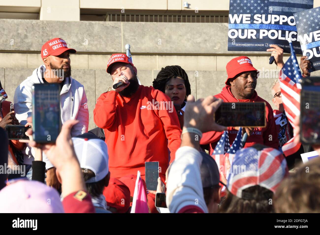 Washington DC. 14 novembre 2020. La marche de Mages. Des rappeurs/chanteurs noirs pour Trump qui produisent de la musique pour des partisans de Trump. Banque D'Images