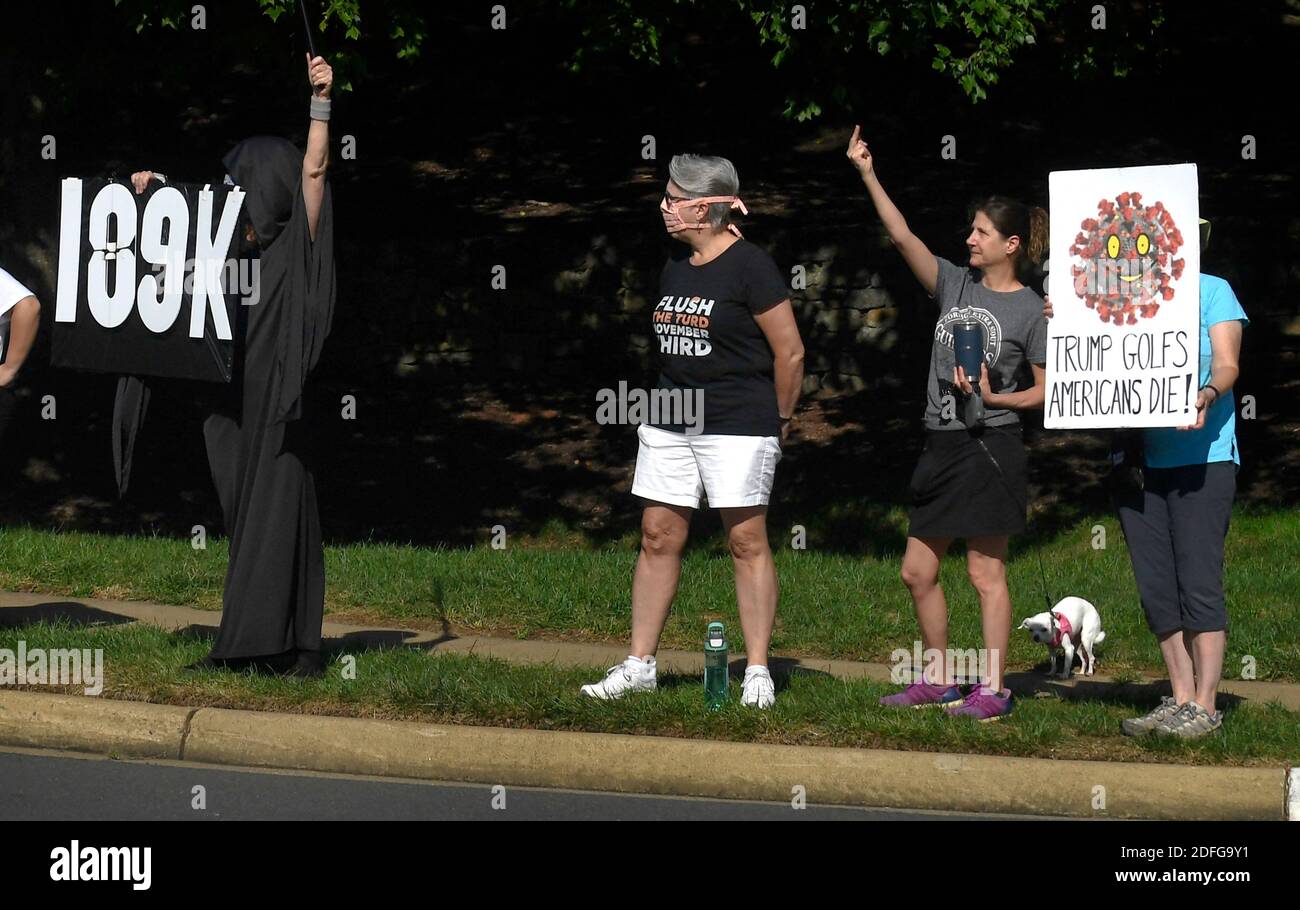 Des manifestants se présentent devant les panneaux alors que le convoi du président Donald Trump passe, le week-end de la fête du travail, le dimanche 6 septembre 2020, alors qu'il arrive au Trump National Golf Club, Sterling, va, USA. Photo de Mike Theiler/Pool/ABACAPRESS.COM Banque D'Images