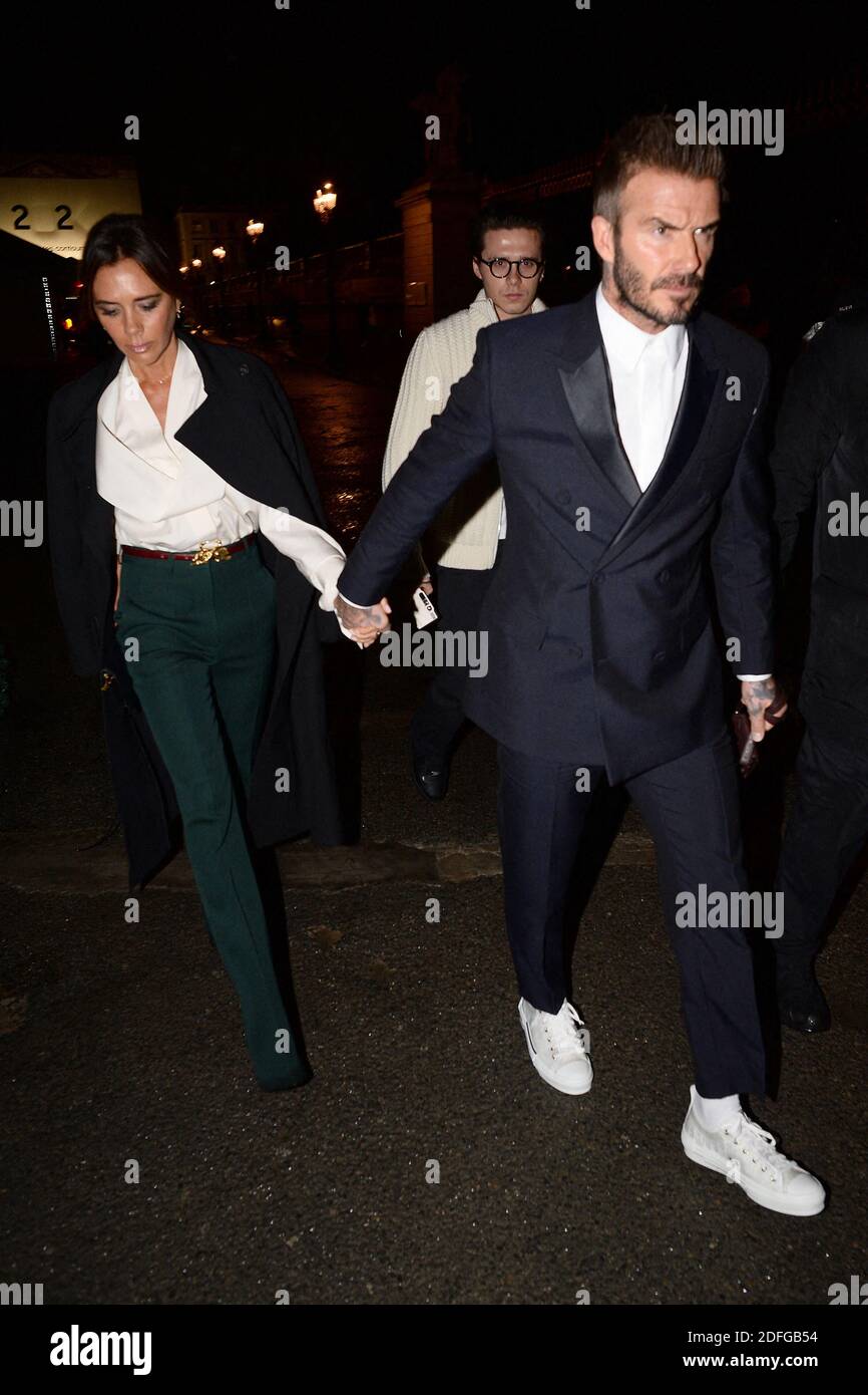 Photo du dossier datée du 17 janvier 2019 de Victoria, David et Brooklyn Beckham quittent le spectacle Dior pendant la semaine de la mode à Paris, France. On rapporte que Victoria et David Beckham ont contracté Covid-19 plus tôt cette année après avoir fait la fête à Los Angeles. Selon le journal Sun, le couple et un certain nombre de parents, d'amis et d'employés sont venus avec le virus et ont décidé de le garder secret. La famille aurait été tombée malade en mars lorsque le couple s'est rendu aux États-Unis pour que M. Beckham assiste à des fonctions pour son club de football Inter Miami. Photo par ABACAPRESS.COM Banque D'Images