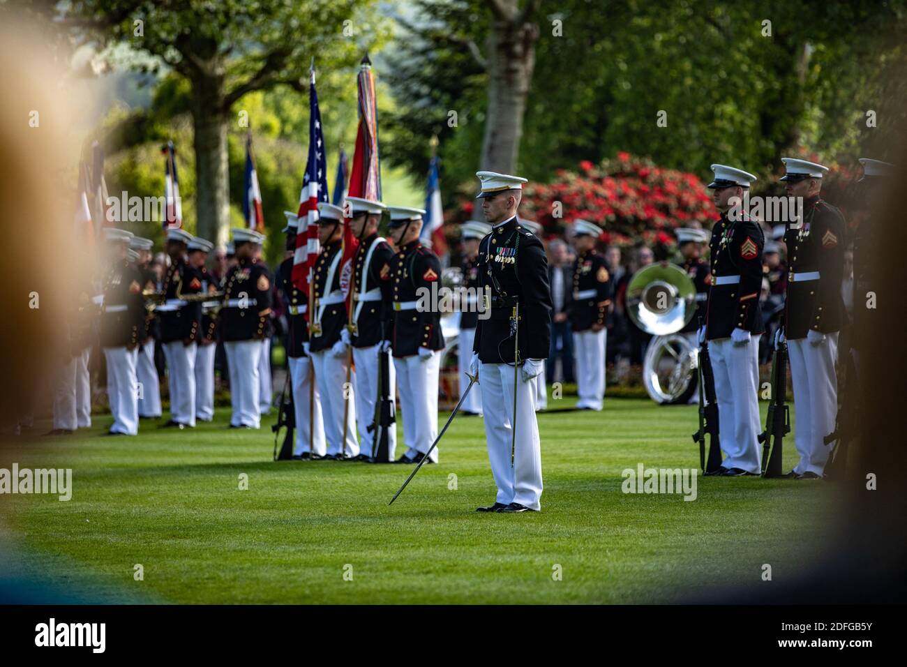 Distribuez une photo de dossier datée du 26 mai 2019 des Marines des États-Unis avec le 5e Régiment maritime, 1re Division maritime, debout en formation pendant la cérémonie commémorative Aisne-Marne près de Belleau, en France. La cérémonie a commémoré le 101e anniversaire de la bataille de Belleau Wood, qui a marqué la première fois de la première Guerre mondiale pour les forces américaines d'opérer à grande échelle contre l'armée allemande. Le président Trump aurait ignoré sa visite programmée au cimetière américain Aisne-Marne près de Paris en 2018 après avoir rejeté les soldats américains morts pendant la bataille de Belleau Wood comme des « perdants ». Selon un repo Banque D'Images