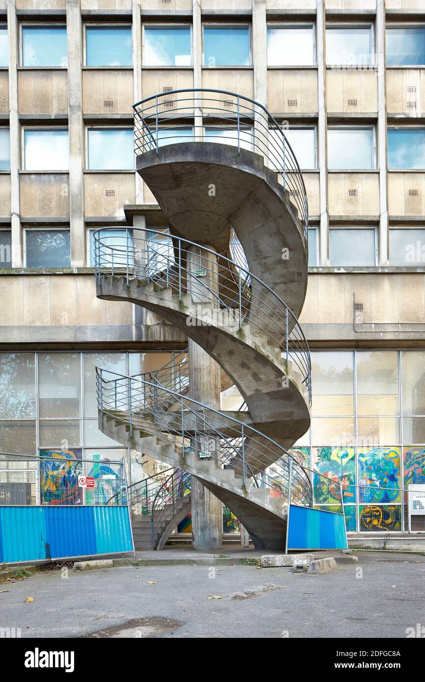 Escalier en spirale en béton au Centre sportif Jean Talbot, Paris, France. Banque D'Images