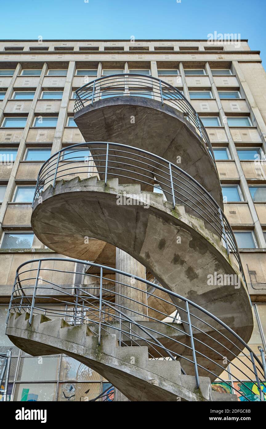 Escalier en spirale en béton au Centre sportif Jean Talbot, Paris, France. Banque D'Images