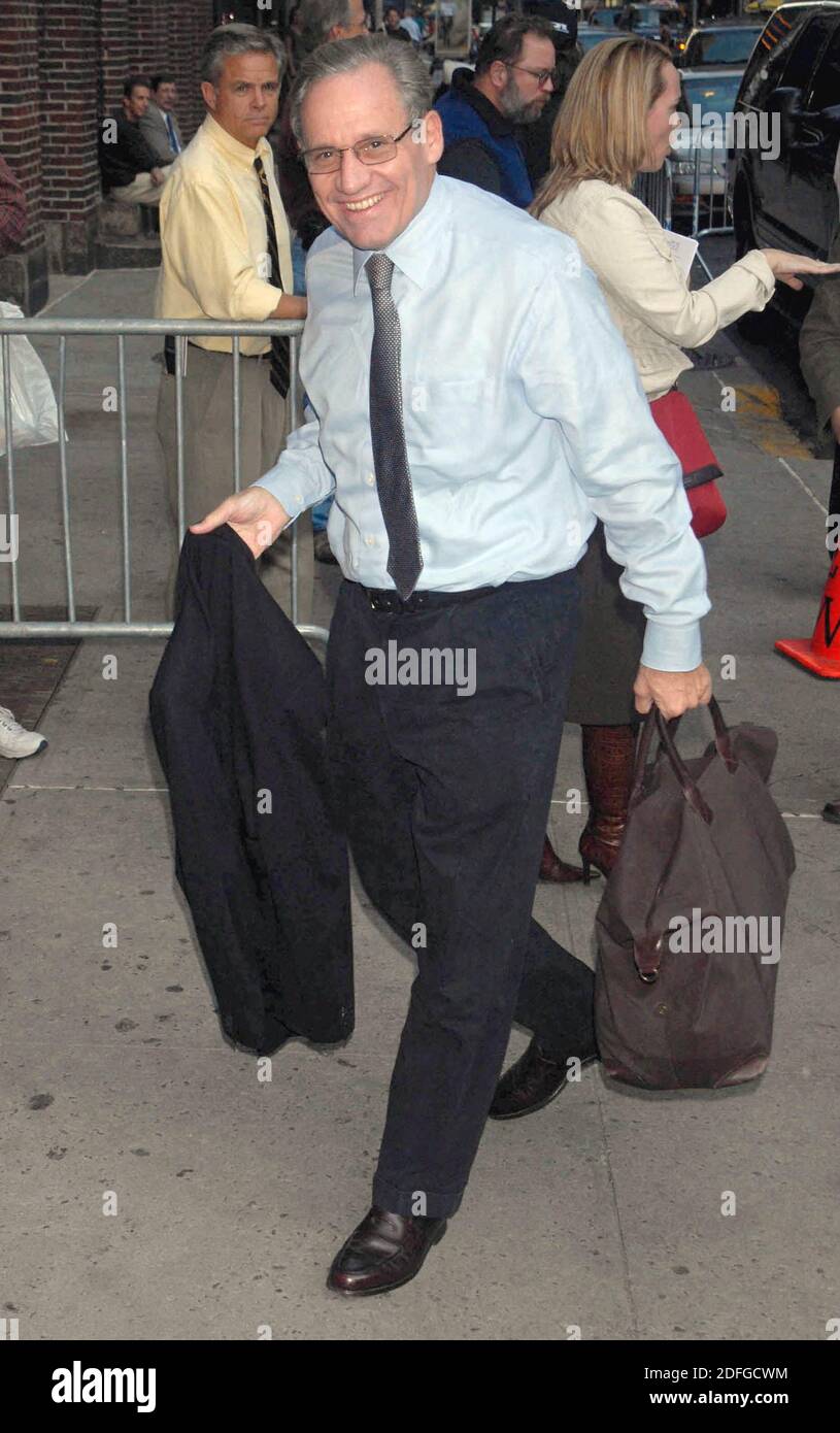 Photo du dossier datée du 10 octobre 2006 de Bob Woodward fait une apparition à l'occasion du David Letterman Show au Ed Sullivan Theatre de New York City, NY, États-Unis. Dans un nouveau livre de Bob Woodward révélé le mercredi 9 septembre 2020, Trump est cité comme s'il savait que le COVID-19 était très mortel dès la fin janvier, mais a délibérément décidé de minimiser le virus et la pandémie possible pour le public américain. Photo par photo par Dennis Van Tine/ABACAPRESS.COM Banque D'Images