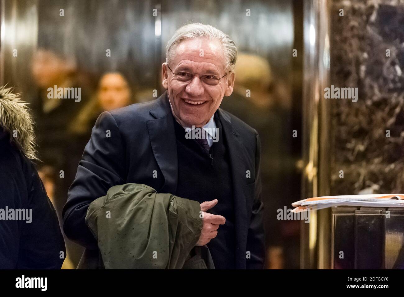 Photo du dossier datée du 3 janvier 2017, le journaliste Bob Woodward est vu dans le hall de la Trump Tower à New York, NY, États-Unis. Dans un nouveau livre de Bob Woodward révélé le mercredi 9 septembre 2020, Trump est cité comme s'il savait que le COVID-19 était très mortel dès la fin janvier, mais a délibérément décidé de minimiser le virus et la pandémie possible pour le public américain. Photo par Albin Lohr-Jones/Pool/ABACAPRESS.COM Banque D'Images