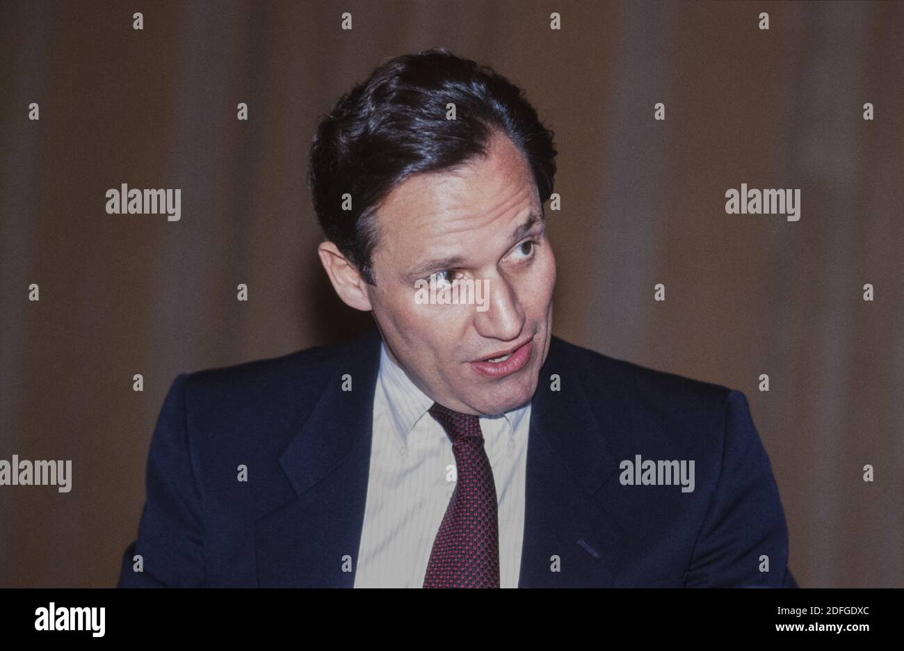 Photo du dossier datée du 14 octobre 1987, le journaliste d'enquête Bob Woodward apparaît lors d'un déjeuner de livres et d'auteurs à Washington, DC, USA. Dans un nouveau livre de Bob Woodward révélé le mercredi 9 septembre 2020, Trump est cité comme s'il savait que le COVID-19 était très mortel dès la fin janvier, mais a délibérément décidé de minimiser le virus et la pandémie possible pour le public américain. Photo par Ron Sachs/CNP/ABACAPRESS.COM Banque D'Images