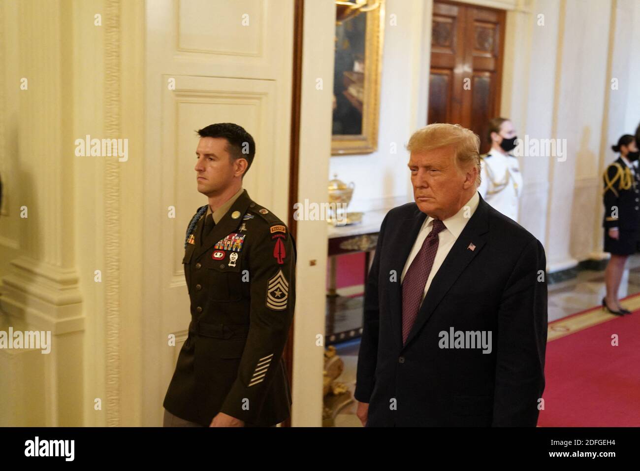 11 septembre 2020 - Washington, DC États-Unis : le président des États-Unis Donald Trump remet la Médaille d'honneur au sergent-major Thomas Payne, de l'Armée des États-Unis, à la Maison Blanche. Photo de Chris Kleponis/Pool/ABACAPRESS.COM // Trump Banque D'Images