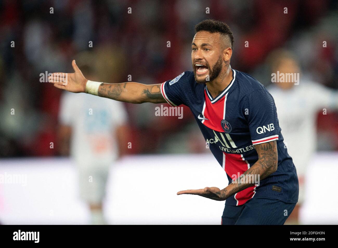 Neymar Jr du PSG et Alvaro Gonzalez Soberon d'OM disputent le match de la  Ligue 1 entre Paris Saint Germain et l'Olympique de Marseille au Parc des  Princes, le 13 septembre 2020