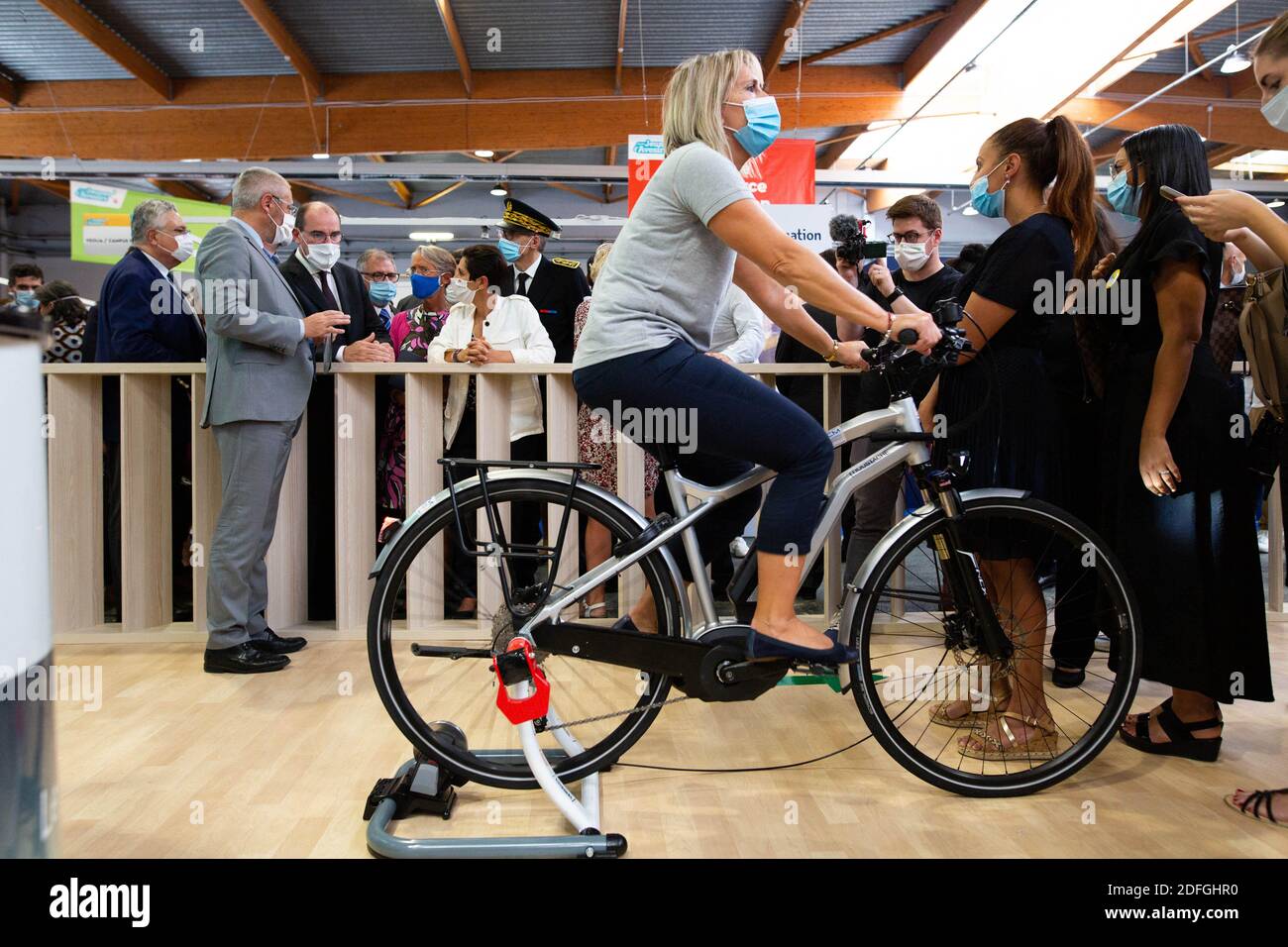 Le Premier ministre français Jean Castex, la ministre française du travail Elisabeth borne et ministre d'État à la Jeunesse et à l'engagement, attaché à la ministre de l'éducation nationale, de la Jeunesse et des Sports Sarah El Hairy regarde une femme en vélo. Le Premier ministre français visite le salon Jeunes d Adunes où les jeunes rencontrent des entreprises pour trouver un emploi. Le 15 septembre 2020 à Paris, France. Photo de Raphael Lafargue/ABACAPRESS.COM Banque D'Images