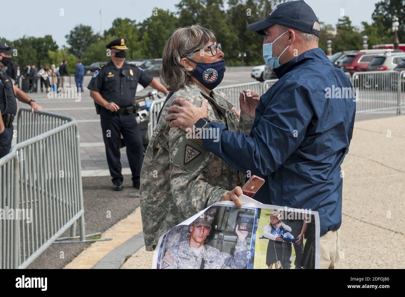 Susan Zeier, de Sandusky Ohio, dont le fils de la SFC Heath Robinson, de l'Armée de terre, est mort de complications dues à l'exposition dans des fosses aux brûlures, obtient un câlin et est réconforté par Joe McKay, pompier retraité de la NYFD, à la suite d'une conférence de presse sur la législation visant à aider les vétérans exposés aux fosses aux brûlures, En dehors du Capitole des États-Unis à Washington, DC, USA, le mardi 15 septembre 2020. Photo de Rod Lamkey/CNP/ABACAPRESS.COM Banque D'Images