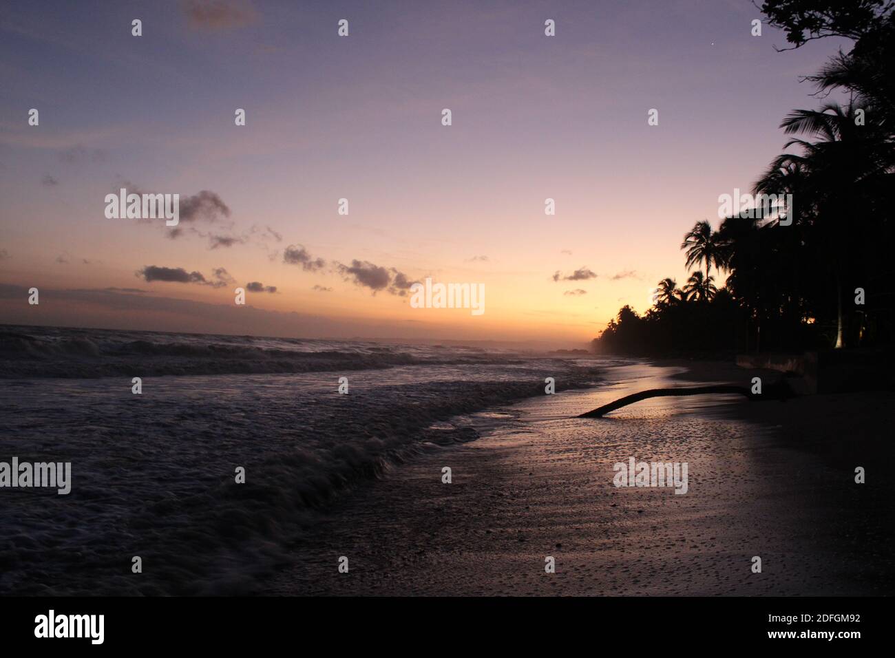 magnifique lever de soleil sur la plage Banque D'Images