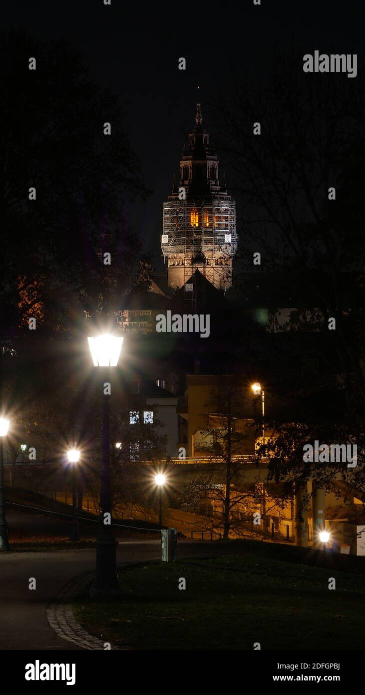 Scène de nuit de la ville avec feux de route et de rue en premier plan et La cathédrale de Mayence en arrière-plan Banque D'Images