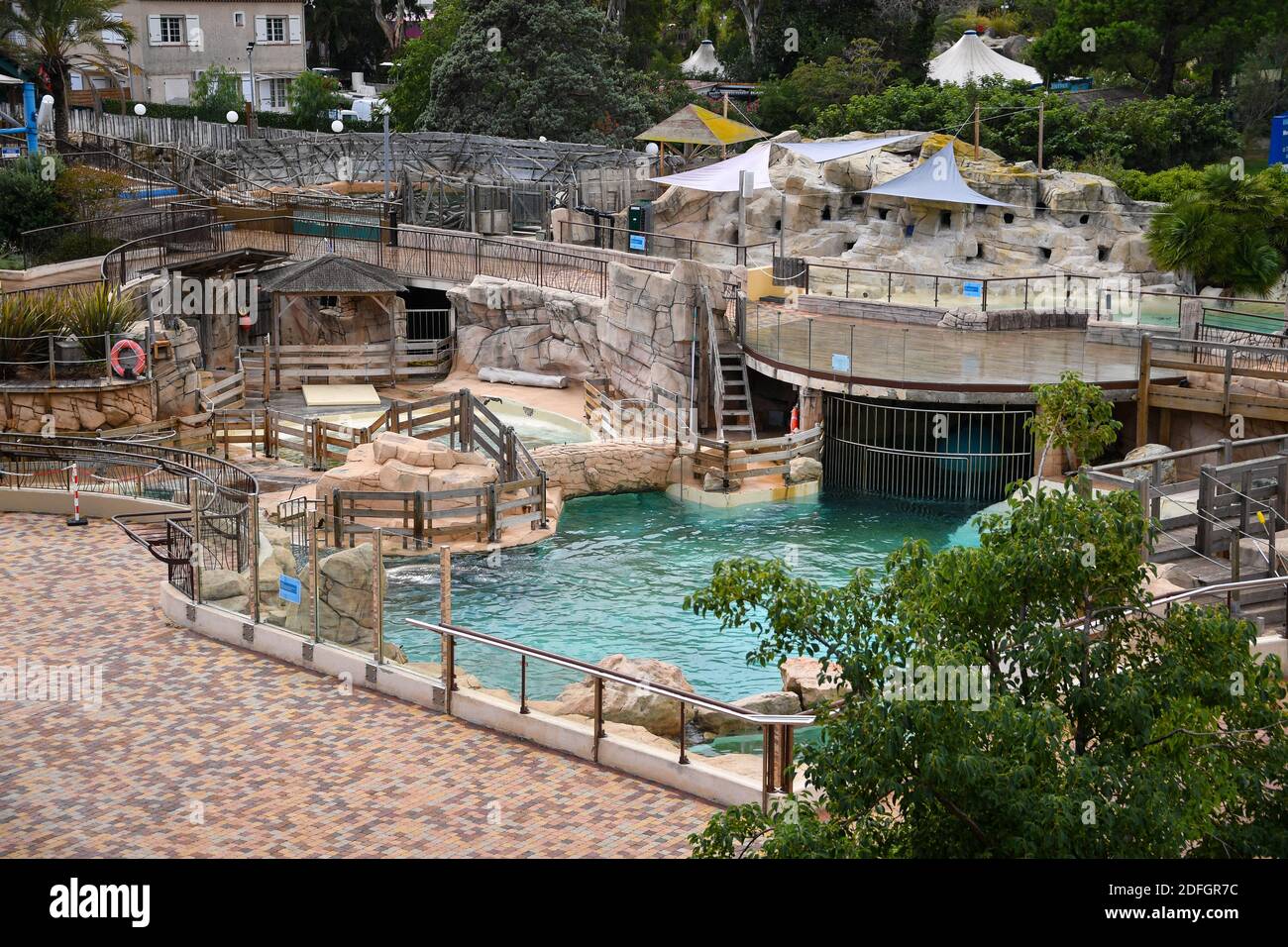 Le Marineland est un parc à thème situé à Antibes (Alpes-Maritimes), sur la Côte d'Azur. Sur 26 hectares, il comprend un parc zoologique marin avec delphinarium, un parc aquatique (Aquasplash), un parc de jeux pour enfants (Kidd's Island), un mini-golf (aventure Golf) et un hôtel trois étoiles (Marineland Resort). Elle est la propriété de la multinationale espagnole Parques Reunidos, dont l'actionnaire majoritaire est le fonds d'investissement britannique Arle Capital Partners. C'est l'un des quatre dolphinariums français et l'un des deux dolphinariums européens présentant des orques. Avec 1.2 millions de visiteurs en 2014, c'est le plus Banque D'Images