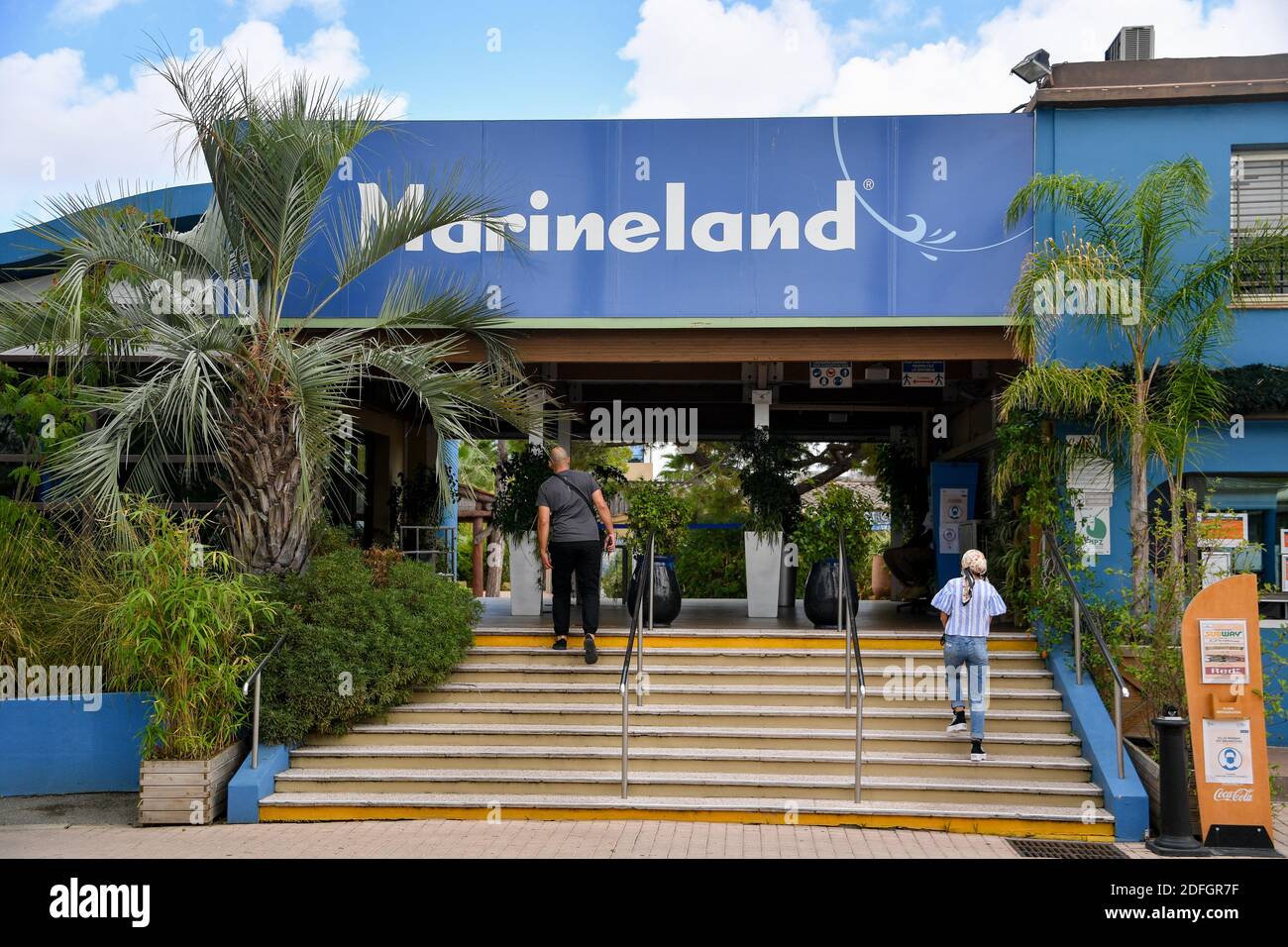 Le Marineland est un parc à thème situé à Antibes (Alpes-Maritimes), sur la Côte d'Azur. Sur 26 hectares, il comprend un parc zoologique marin avec delphinarium, un parc aquatique (Aquasplash), un parc de jeux pour enfants (Kidd's Island), un mini-golf (aventure Golf) et un hôtel trois étoiles (Marineland Resort). Elle est la propriété de la multinationale espagnole Parques Reunidos, dont l'actionnaire majoritaire est le fonds d'investissement britannique Arle Capital Partners. C'est l'un des quatre dolphinariums français et l'un des deux dolphinariums européens présentant des orques. Avec 1.2 millions de visiteurs en 2014, c'est le plus Banque D'Images