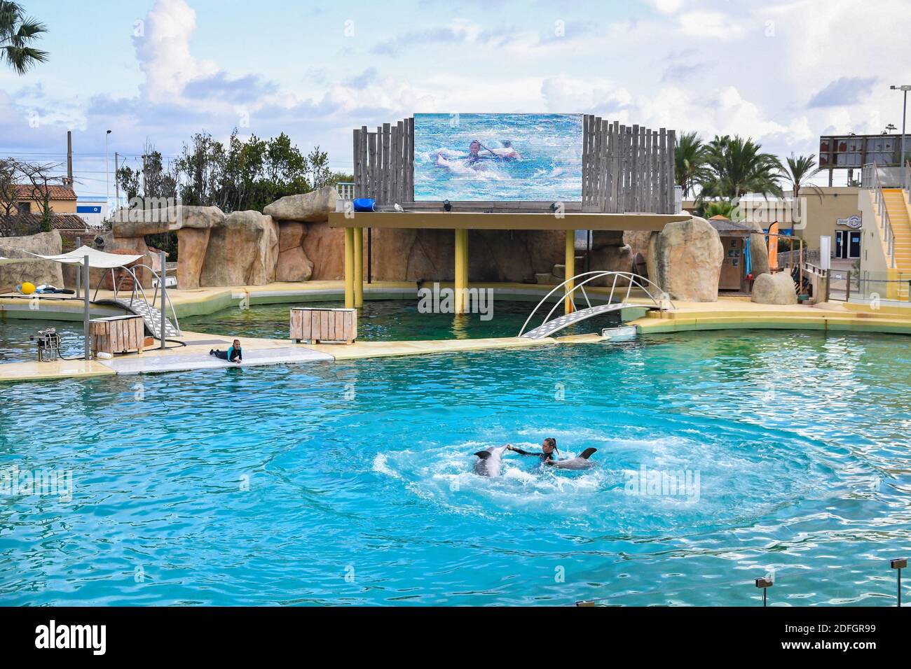 Le Marineland est un parc à thème situé à Antibes (Alpes-Maritimes), sur la Côte d'Azur. Sur 26 hectares, il comprend un parc zoologique marin avec delphinarium, un parc aquatique (Aquasplash), un parc de jeux pour enfants (Kidd's Island), un mini-golf (aventure Golf) et un hôtel trois étoiles (Marineland Resort). Elle est la propriété de la multinationale espagnole Parques Reunidos, dont l'actionnaire majoritaire est le fonds d'investissement britannique Arle Capital Partners. C'est l'un des quatre dolphinariums français et l'un des deux dolphinariums européens présentant des orques. Avec 1.2 millions de visiteurs en 2014, c'est le plus Banque D'Images