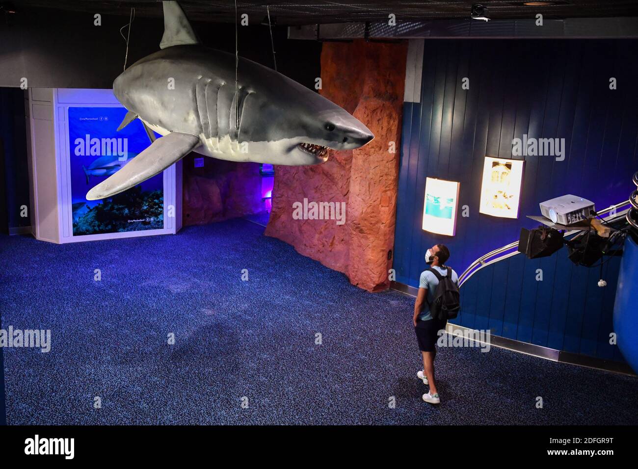 Le Marineland est un parc à thème situé à Antibes (Alpes-Maritimes), sur la Côte d'Azur. Sur 26 hectares, il comprend un parc zoologique marin avec delphinarium, un parc aquatique (Aquasplash), un parc de jeux pour enfants (Kidd's Island), un mini-golf (aventure Golf) et un hôtel trois étoiles (Marineland Resort). Elle est la propriété de la multinationale espagnole Parques Reunidos, dont l'actionnaire majoritaire est le fonds d'investissement britannique Arle Capital Partners. C'est l'un des quatre dolphinariums français et l'un des deux dolphinariums européens présentant des orques. Avec 1.2 millions de visiteurs en 2014, c'est le plus Banque D'Images