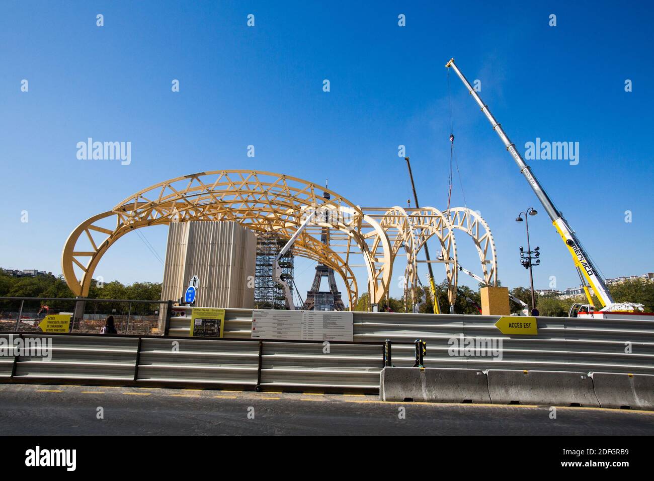 Le Grand Palais Ephemere, un bâtiment temporaire d'environ 10 000 m2 conçu par l'architecte Jean-Michel Wilmotte et construit par la société GL events, sera installé sur le champ-de-Mars au début de l'année 2021 jusqu'après les Jeux Olympiques et Paralympiques de Paris 2024. Pendant les travaux du Grand Palais, il accueillera les prestigieux événements habituellement organisés dans le Nave. Ces événements, comme la FIAC, Saut Hermès et bien d'autres, contribueront à l'influence culturelle de Paris et de la France le 22 septembre 2020 à Paris, en France. Photo de Nasser Berzane/ABACAPRESS.COM Banque D'Images