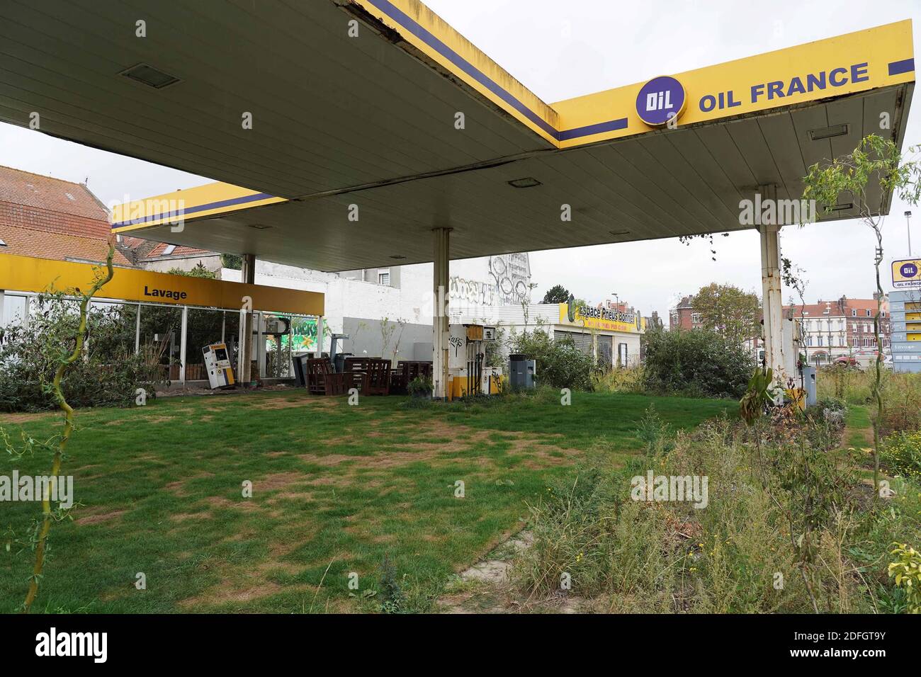 une-station-service-abandonn-e-couverte-de-v-g-tation-c-est-le-projet